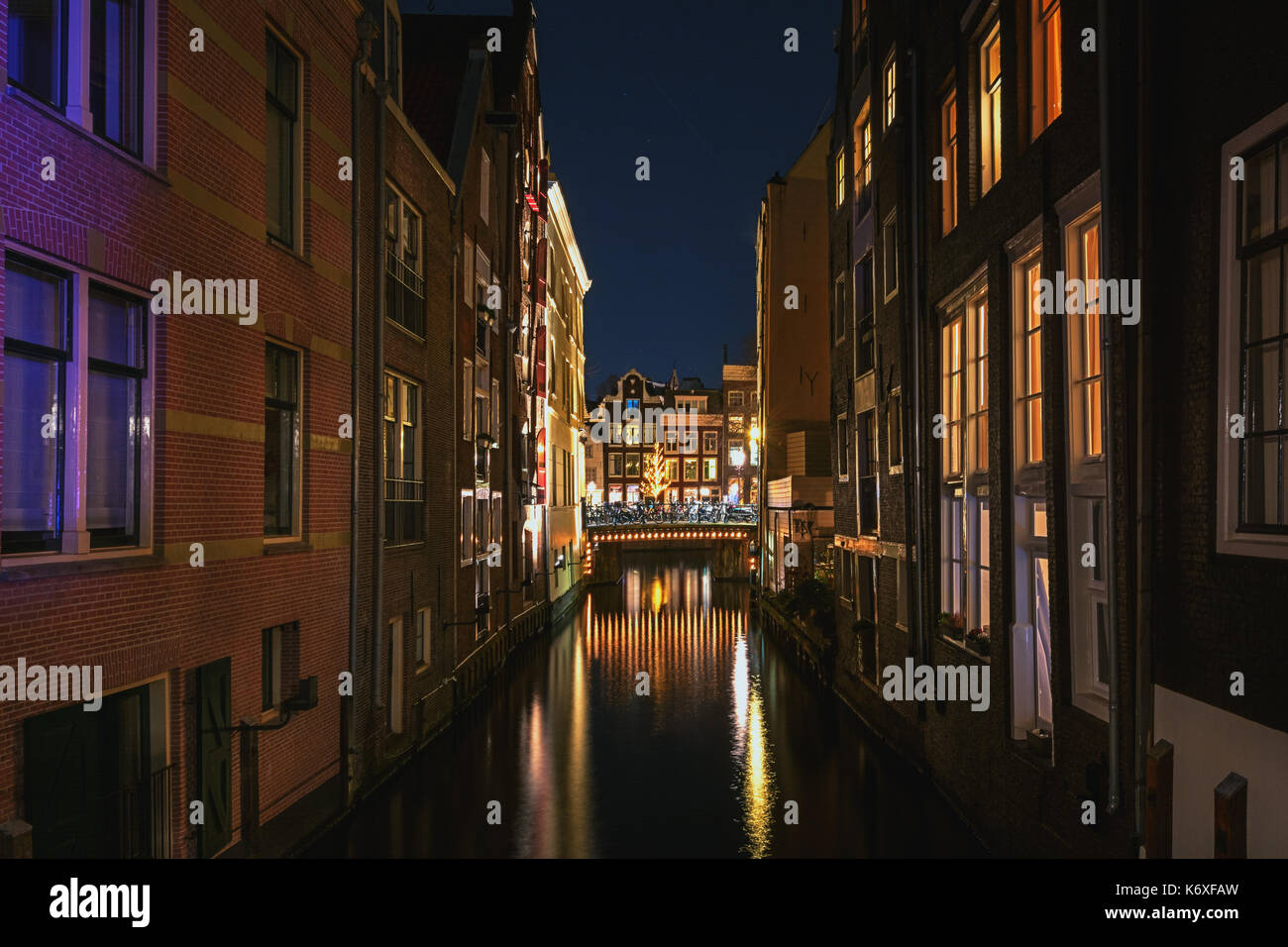 Stretto canale nel centro storico di Amsterdam in serata Foto Stock