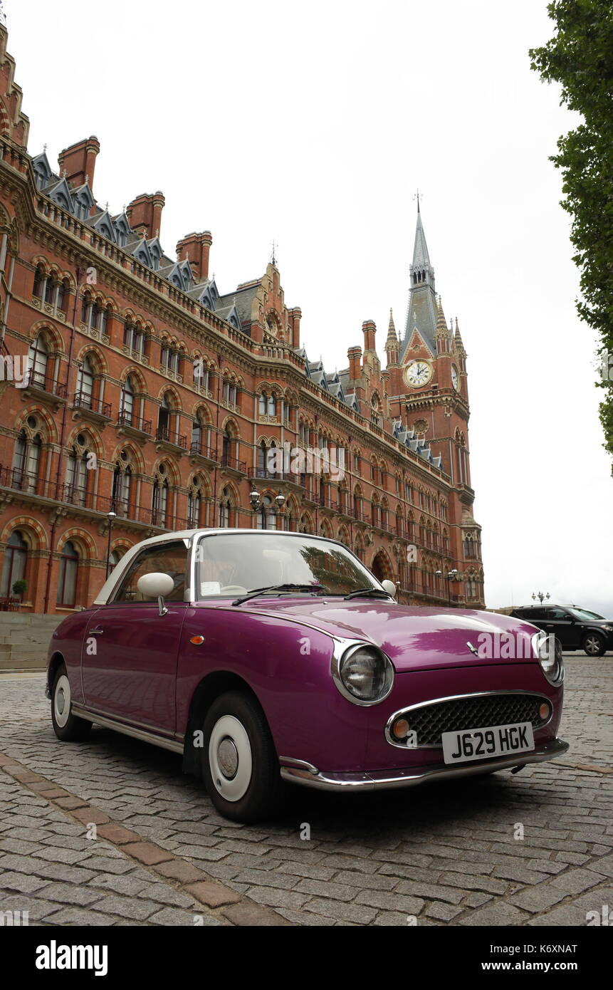 Nissan Figaro parcheggiato a Midland Grand Hotel, St. Pancras, London, Regno Unito Foto Stock