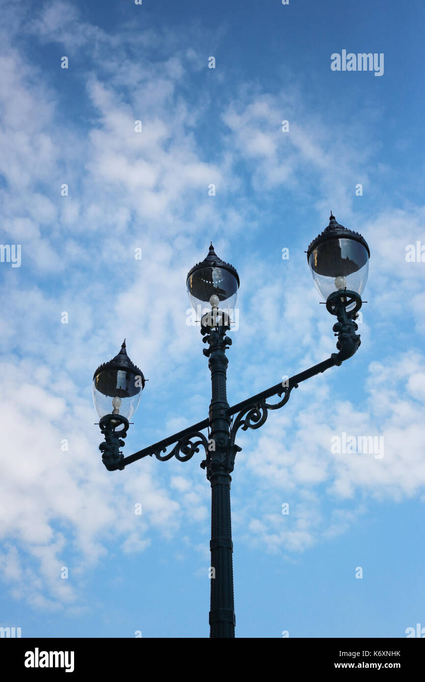 Vintage della lampada posta sul cielo blu sullo sfondo. Foto Stock
