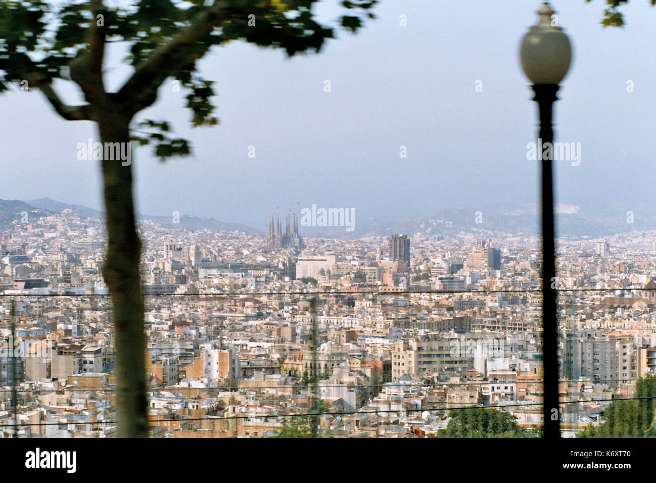 Barcellona, Spagna. Barcellona (/bɑːrsəˈloʊnə/, catalano: [bəɾsəˈlonə]) è la capitale e la città più grande della Catalogna, una delle comunità autonome in Spagna, ed il paese è la seconda più popolosa del comune, con una popolazione di 1.6 milioni di euro entro i limiti della città. La sua area urbana si estende oltre la città amministrativa limiti con una popolazione di circa 4,7 milioni di persone, essendo il sesto più popolosa area urbana nell'Unione europea dopo Parigi, Londra, Madrid, la zona della Ruhr e Milano. è la più grande metropoli sul mare mediterraneo, situato sulla costa tra le foci dei fiumi llobregat un Foto Stock