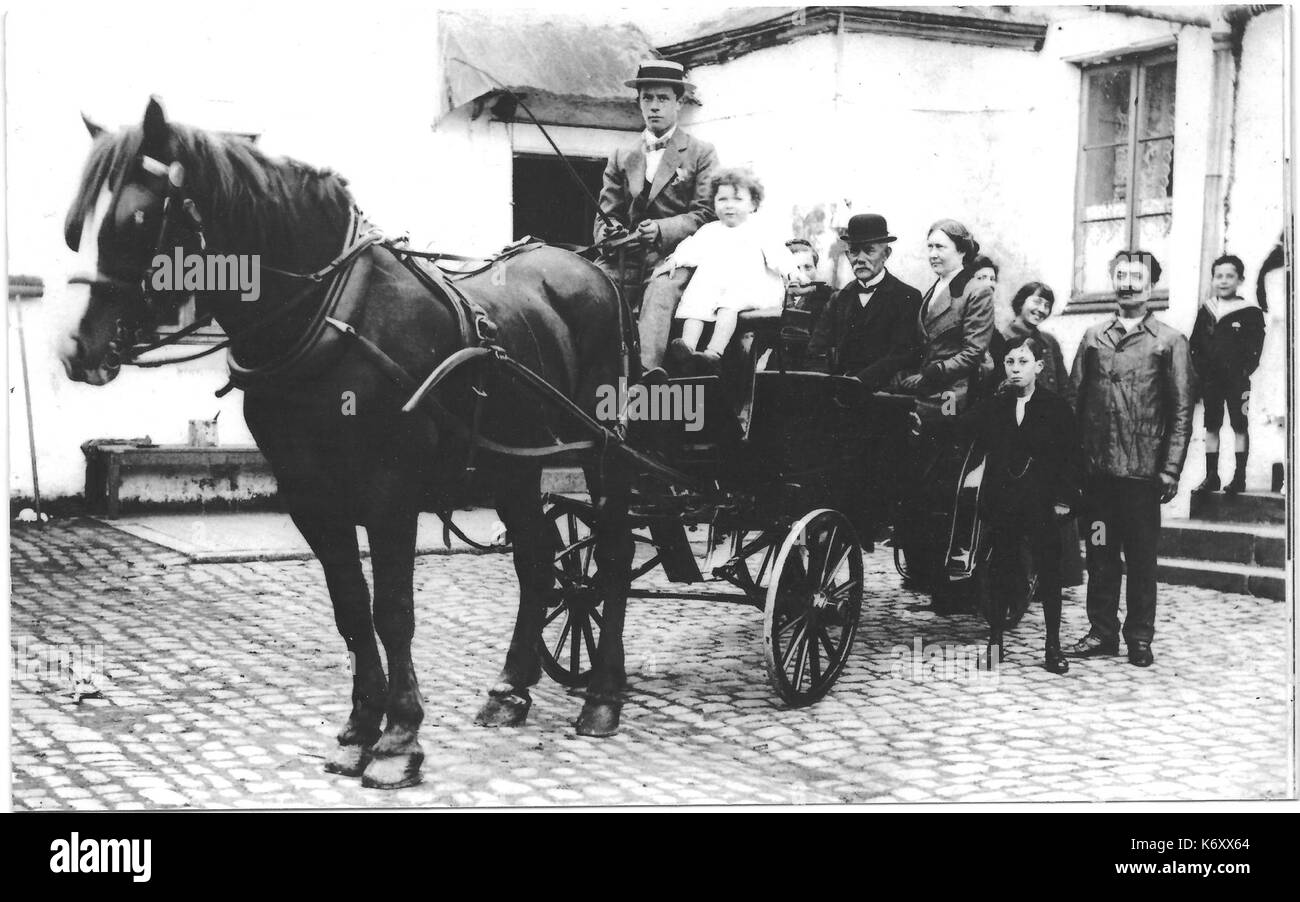 Familie uitje per paardenkoets Foto Stock
