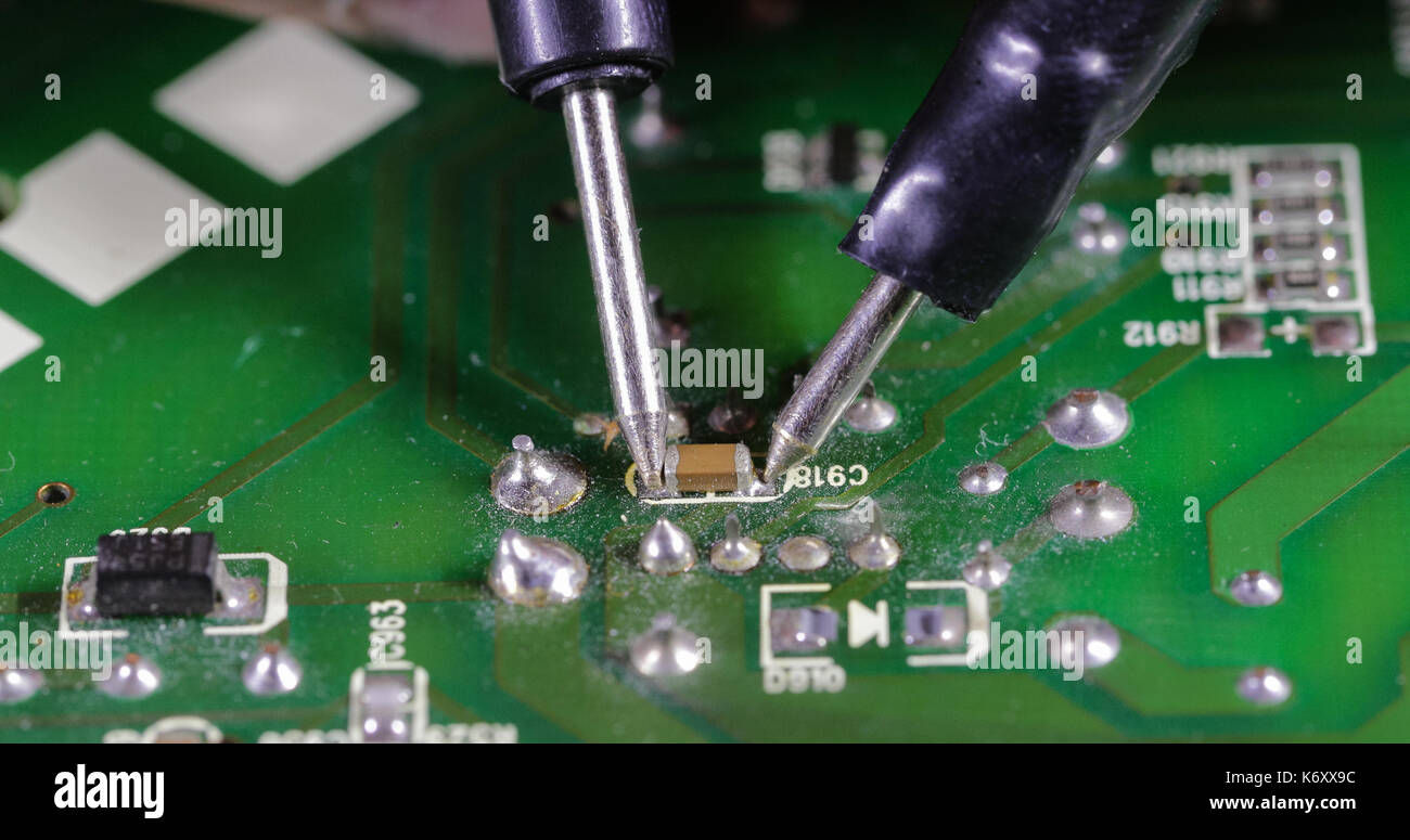 Controllare i contatti del chip Foto Stock