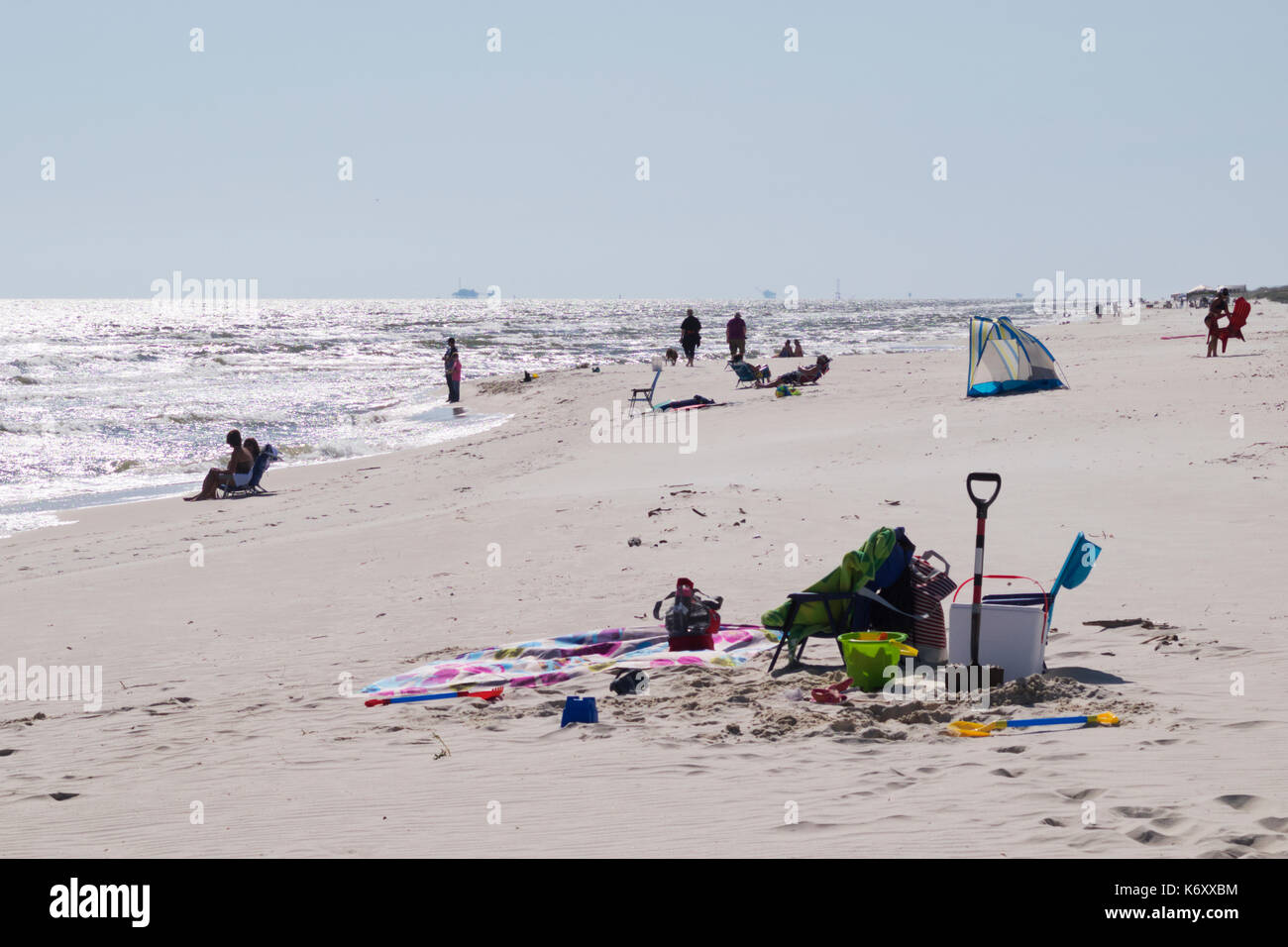 Giocattoli da spiaggia in sabbia a Gulf Shores, Alabama il giorno dopo l uragano Irma ha colpito la Florida. Foto Stock