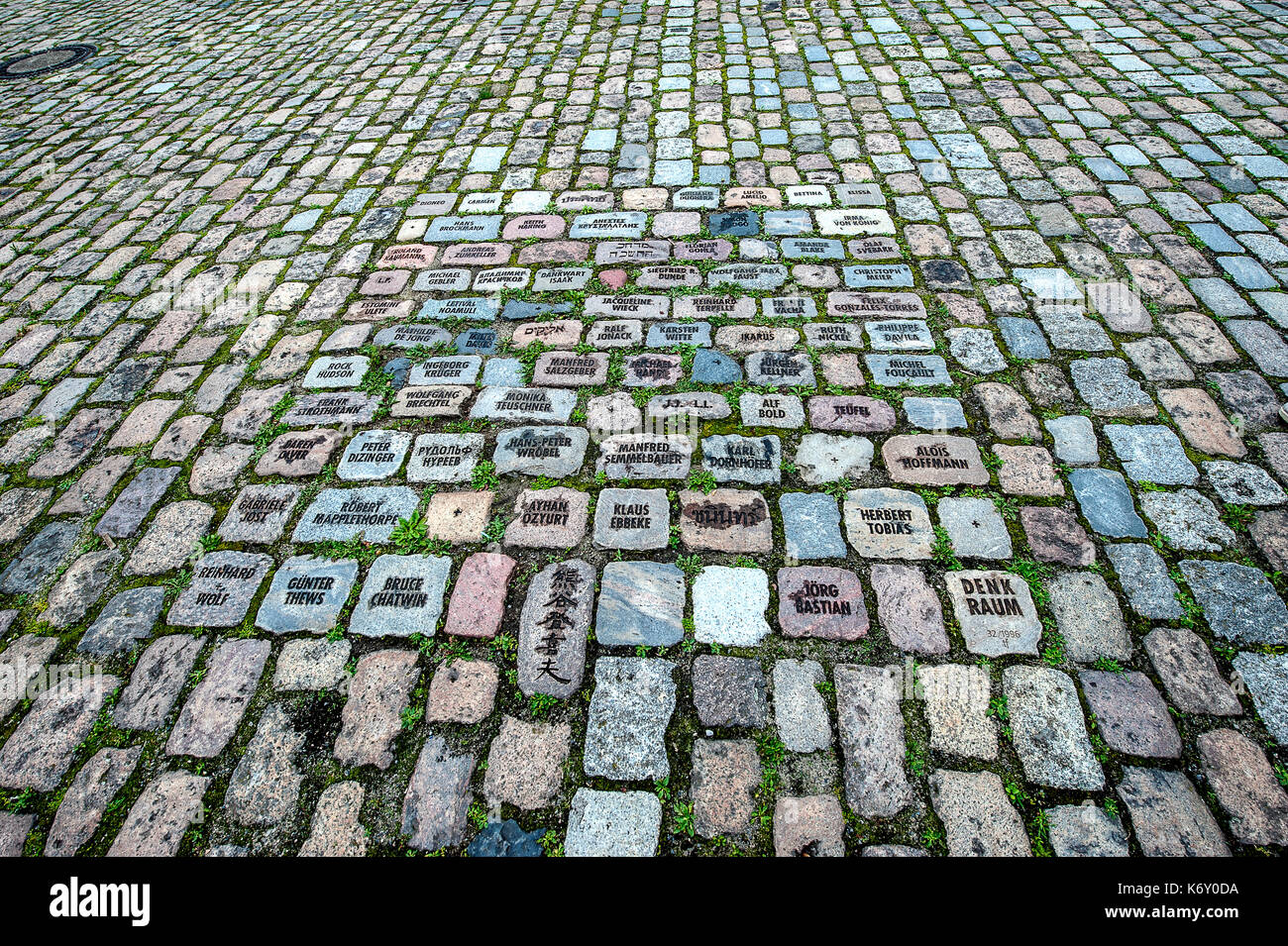 Germania Berlino ingresso hamburgher bahnhof museum - Pavimento - nome di artisti o intellettuali Foto Stock