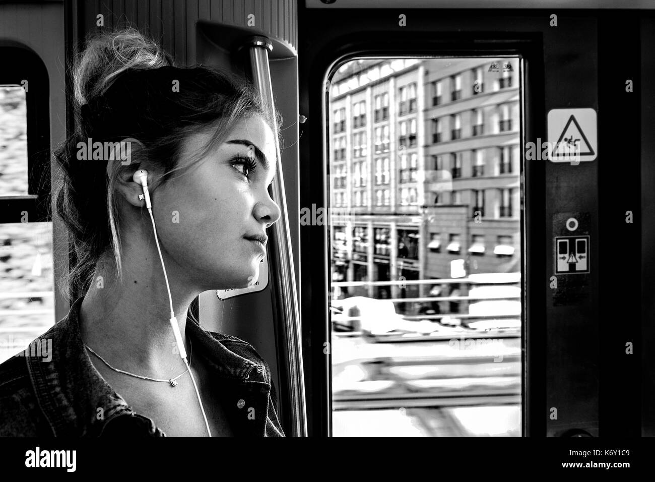 Germania Berlino una ragazza su un carro di Berlino la metropolitana Foto Stock