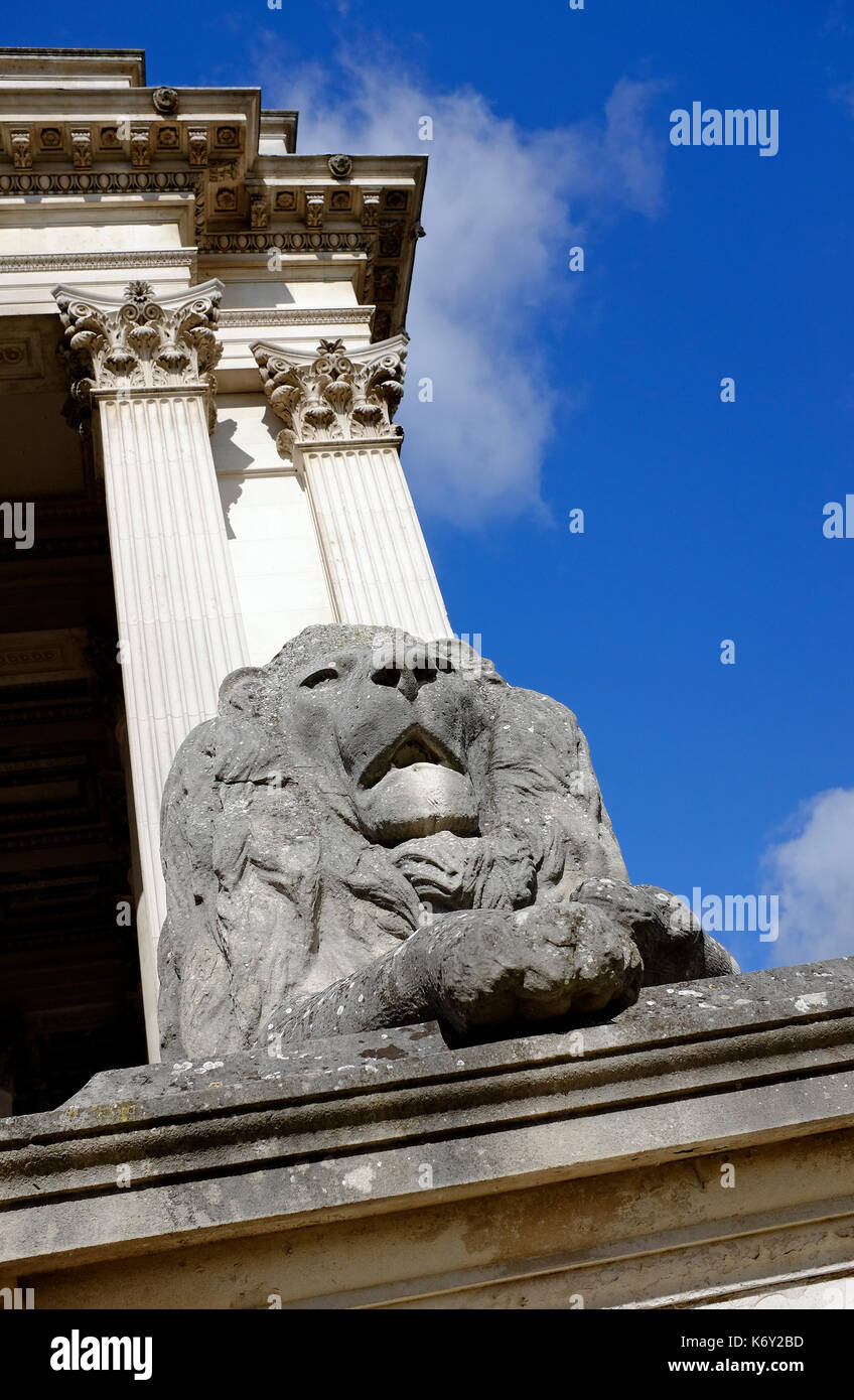 Lion al di fuori del Fitzwilliam Museum, Cambridge, Inghilterra Foto Stock
