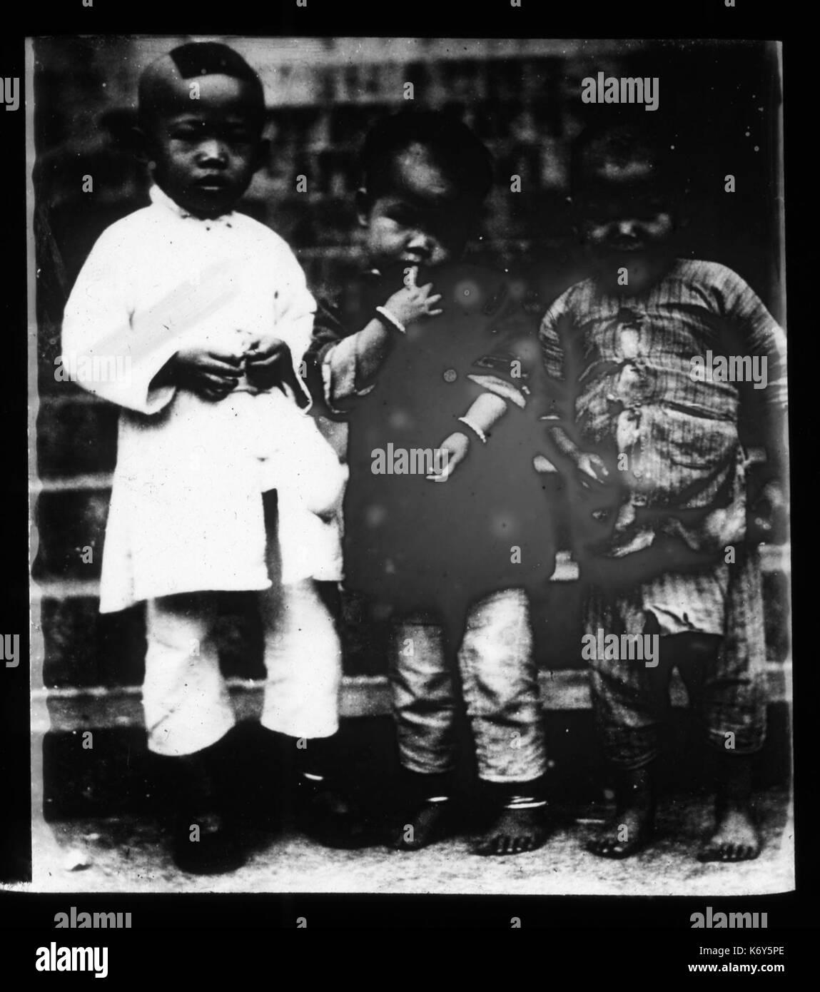 A piena lunghezza ritratto di tre bambini, Cina, ca. 1918 1938 (MFB LS0256) Foto Stock