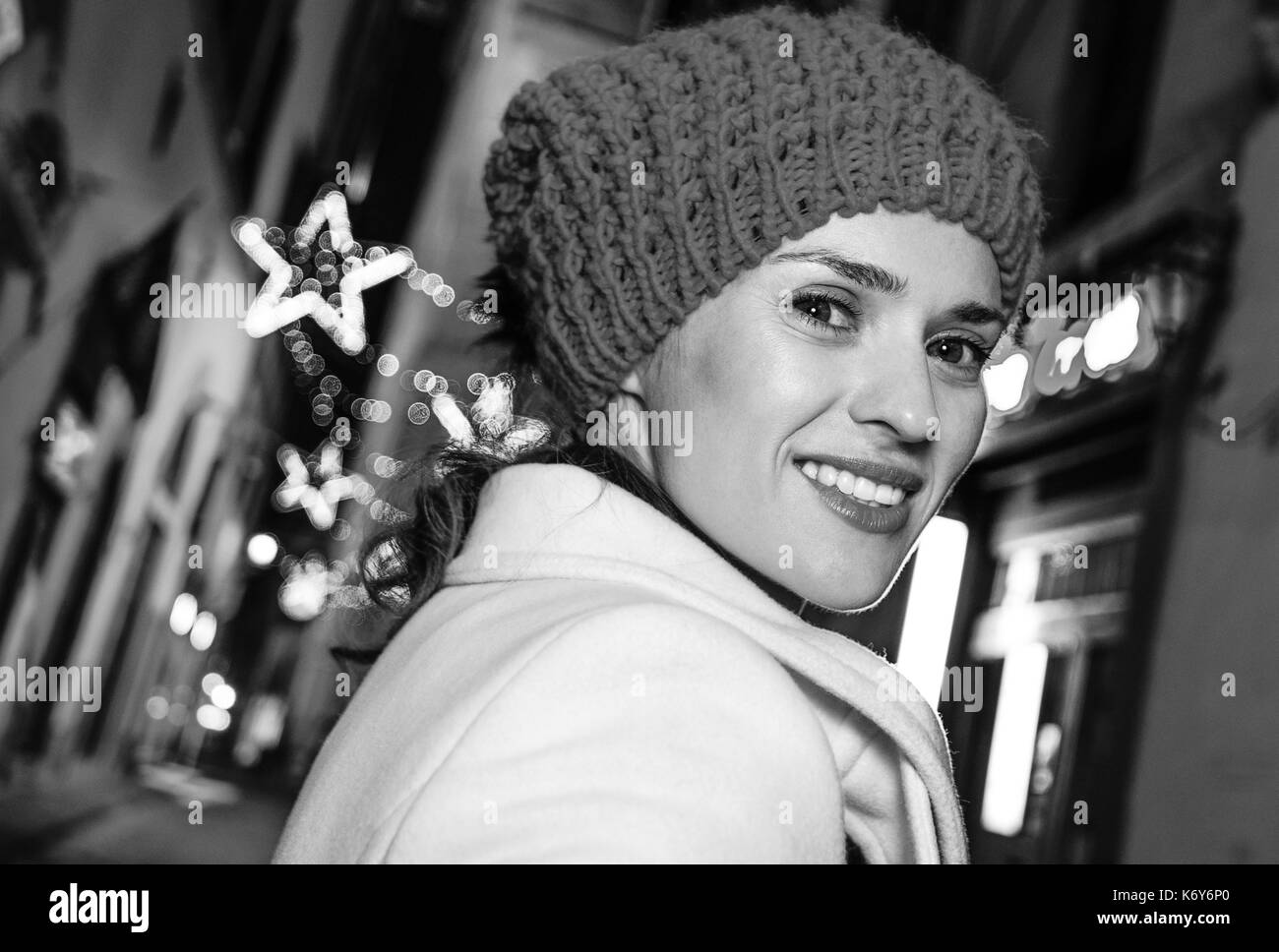 Viaggio pieno di ispirazione al tempo di Natale a Firenze. ritratto di felice giovane donna a Natale su misteriose strade di Firenze, Italia Foto Stock