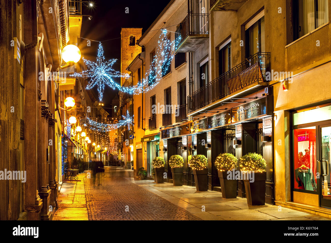 Alba, Italia - 07 dicembre 2011: strada pedonale e negozi nella città vecchia illuminate per natale. Questa zona è molto popolare tra i turisti e la gente del posto Foto Stock