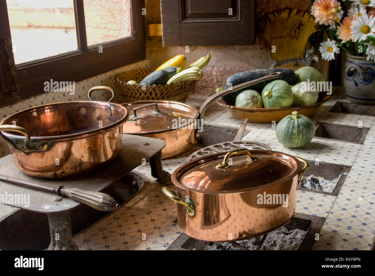 Pentole in rame su xvii secolo stufa a carbone in conserve di cucina in un vecchio castello in Borgogna, Francia. simile a un dipinto olandese Still Life with Fruit un Foto Stock