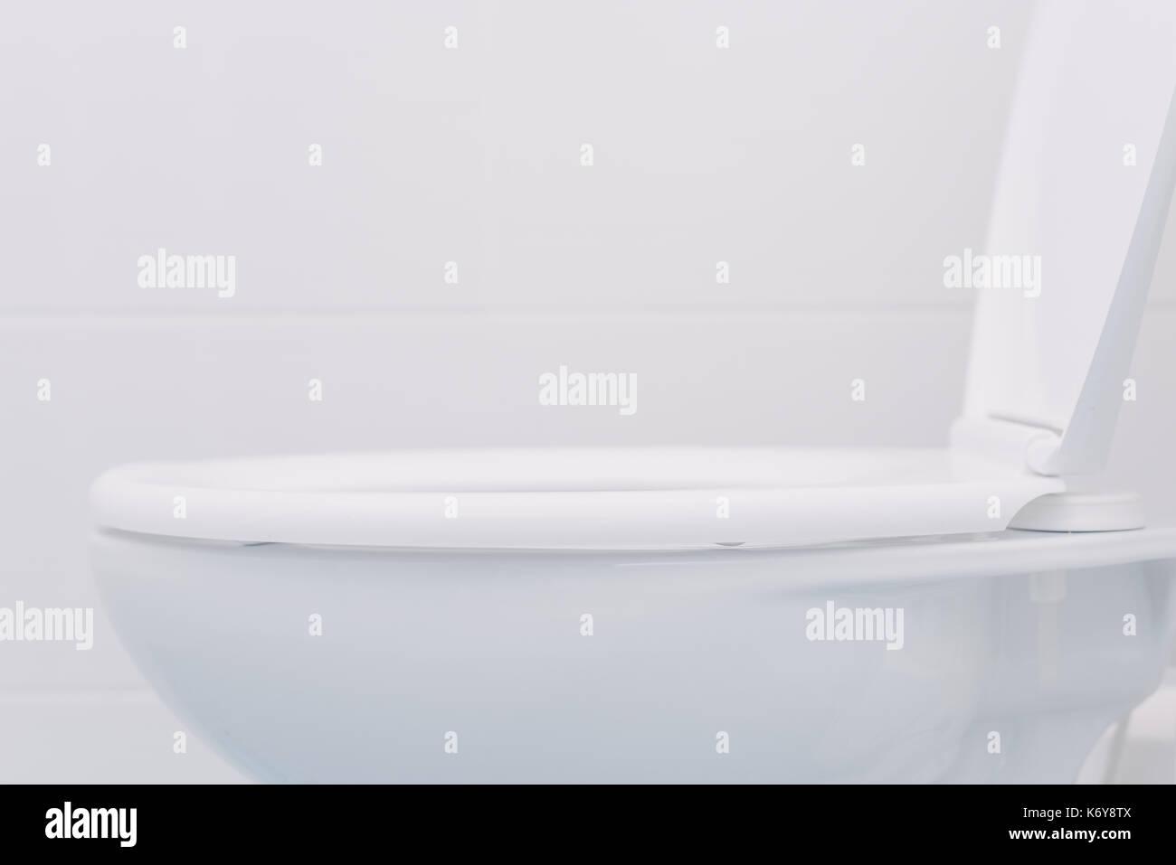 Bianco sedile di gabinetto nella stanza da bagno, il fuoco selettivo con spazio di copia Foto Stock
