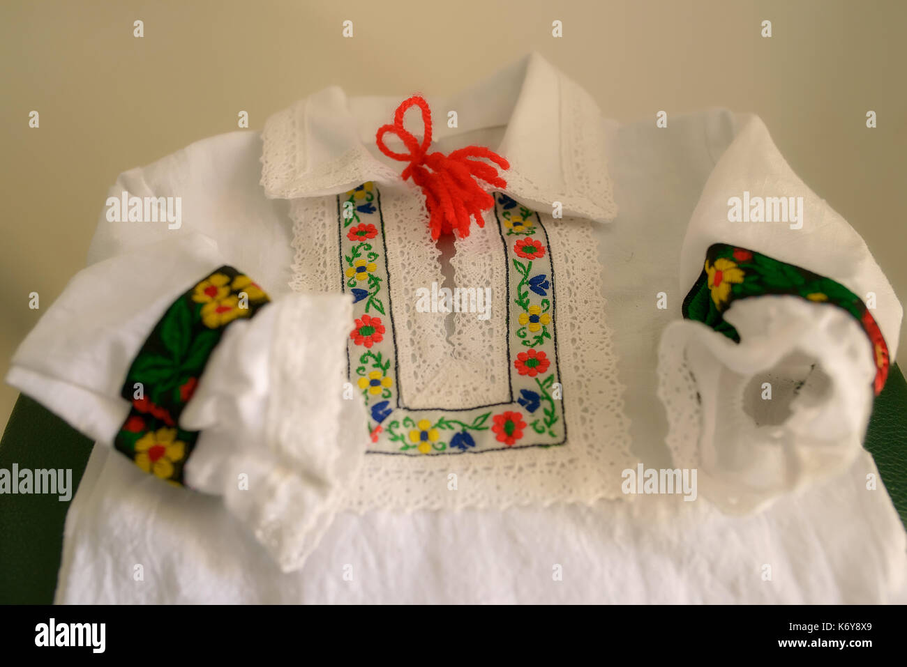 Tradizionale rumena per bambini o camicetta camicia, ricamato etnico con motivi floreali, specifico per la parte settentrionale del paese, Tara Oasului Foto Stock