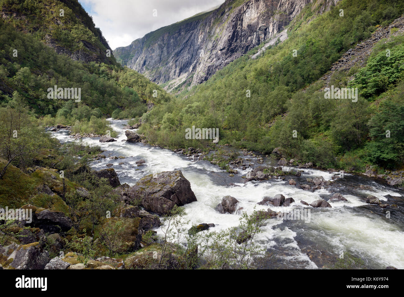 A piedi la via alla cascata di voringfossen in Norvegia Foto Stock