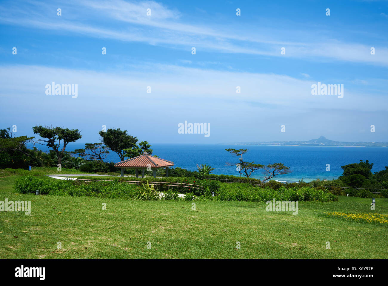 Erba verde e blu del mare a Okinawa, Giappone Foto Stock