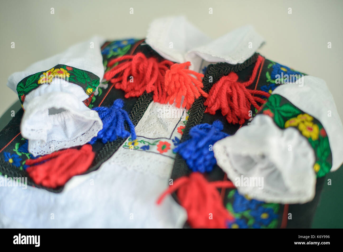 Rumeno tradizionale costume maschile ornato di blusa o camicia specifico per la parte settentrionale del paese, da Tara Oasului - osa paese, Maramures Foto Stock