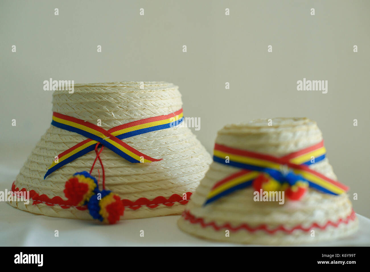 Due rumeni maschio tradizionali cappelli, uno più grande e uno più piccolo, specifico per la parte settentrionale del paese, da Tara Oasului - osa paese, Maramur Foto Stock