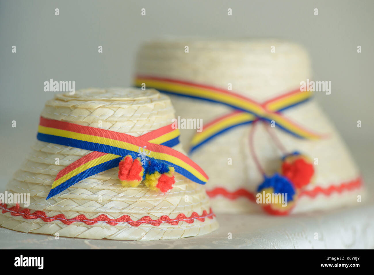 Due rumeni maschio tradizionali cappelli specifico per la parte settentrionale del paese, da Tara Oasului - osa paese, Maramures, Romania Foto Stock