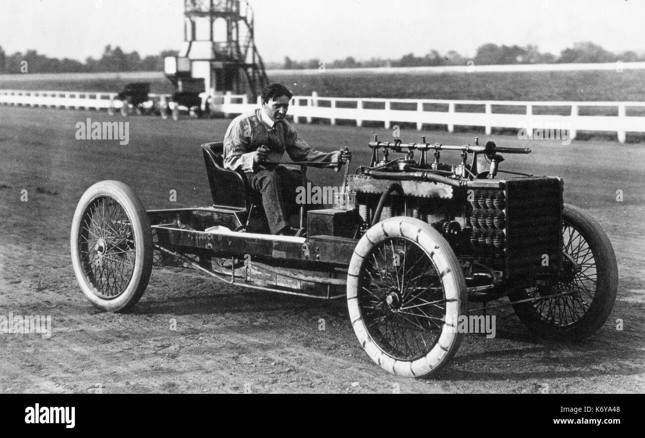 Pioneer auto racer Barney Oldfield (1878-1946), alla guida della freccia racer, uno dei 2 racers originariamente progettato da Henry Ford. Nessuna posizione, 1902 o 1903. Foto Stock