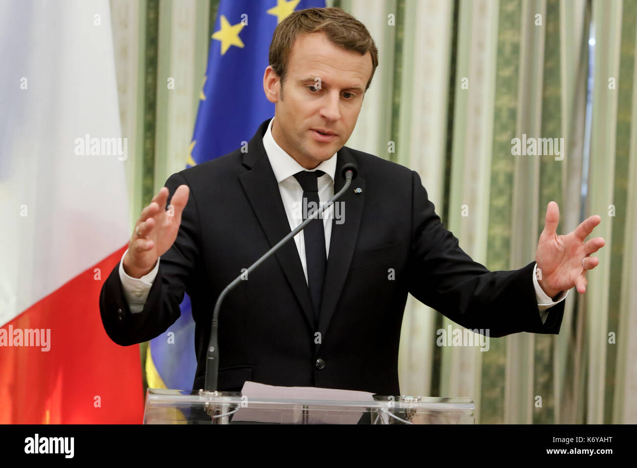 Atene, Grecia - 7 Settembre 2017: il presidente francese Emmanuel Macron con sua moglie Brigitte durante una cerimonia di benvenuto nel palazzo presidenziale di Foto Stock