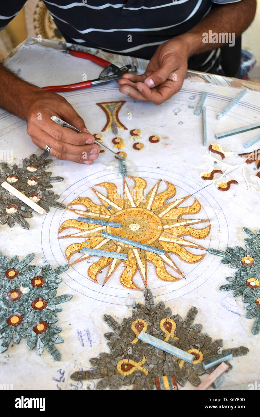 Madaba, Giordania - Luglio 22, 2015: un artigiano a Madaba scuola del mosaico. fondata nel 1992 per conservare e ripristinare gli antichi mosaici, trovati in Giordania. Foto Stock