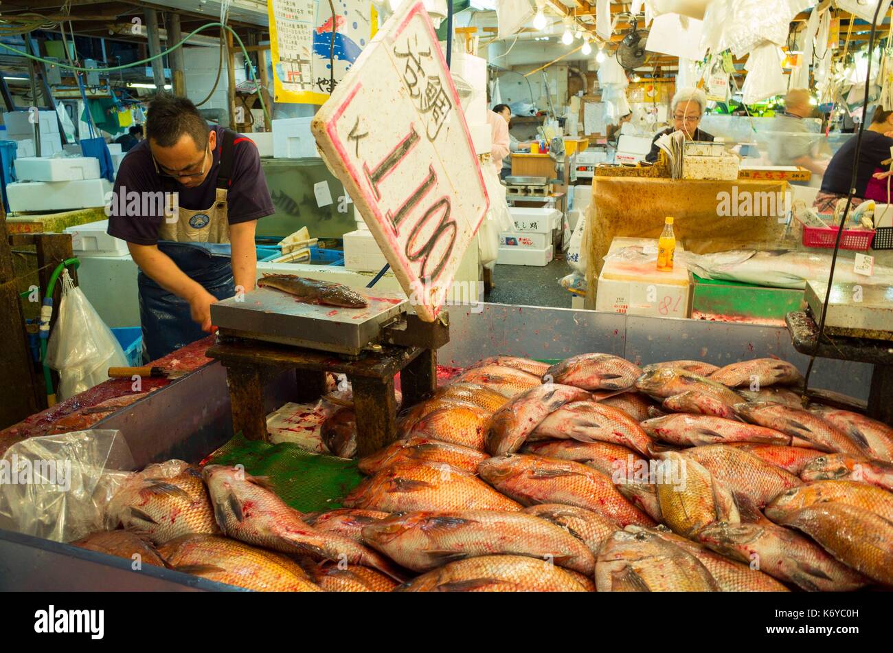 Giappone, Tokyo, il mercato del pesce di Tsukiji, la più grande del mondo al mercato del pesce con un multi miliardi di dollari di fatturato annuo, famoso per la sua asta di tonno Foto Stock