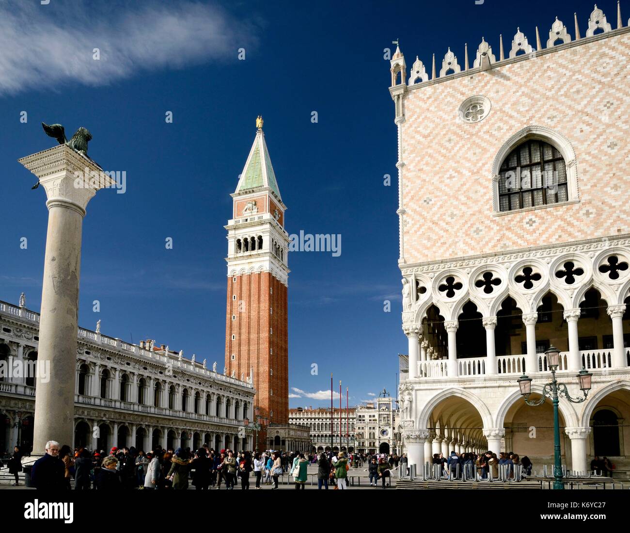 L'Italia, Veneto, Venezia, elencato come patrimonio mondiale dall UNESCO, Piazza San Marco (Piazza San Marco), il Palazzo Ducale e il campanile Torre campanaria Foto Stock