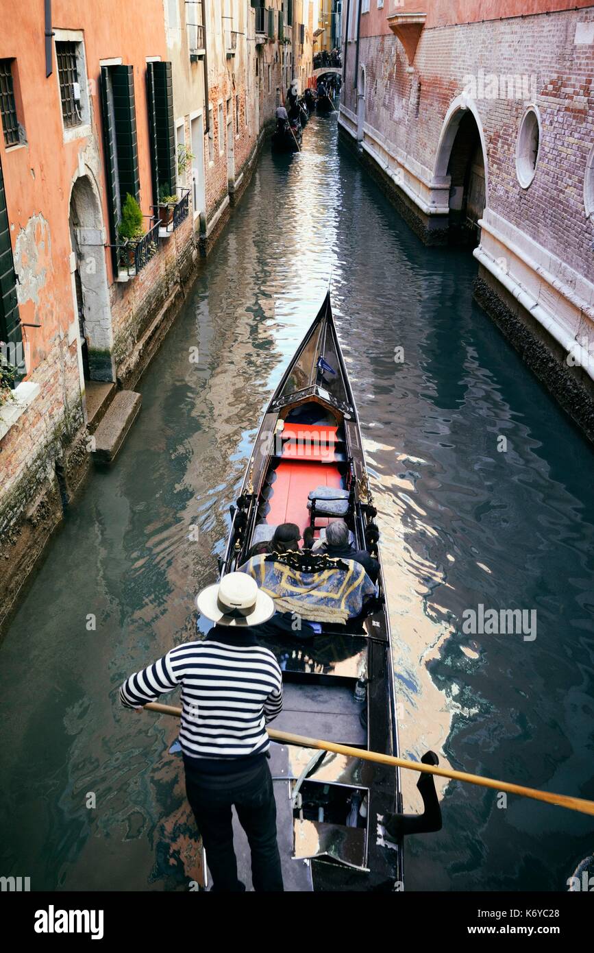 L'Italia, Veneto, Venezia, elencati come patrimonio mondiale dall' UNESCO, il giro in gondola su canali, gondoliere con hat Foto Stock