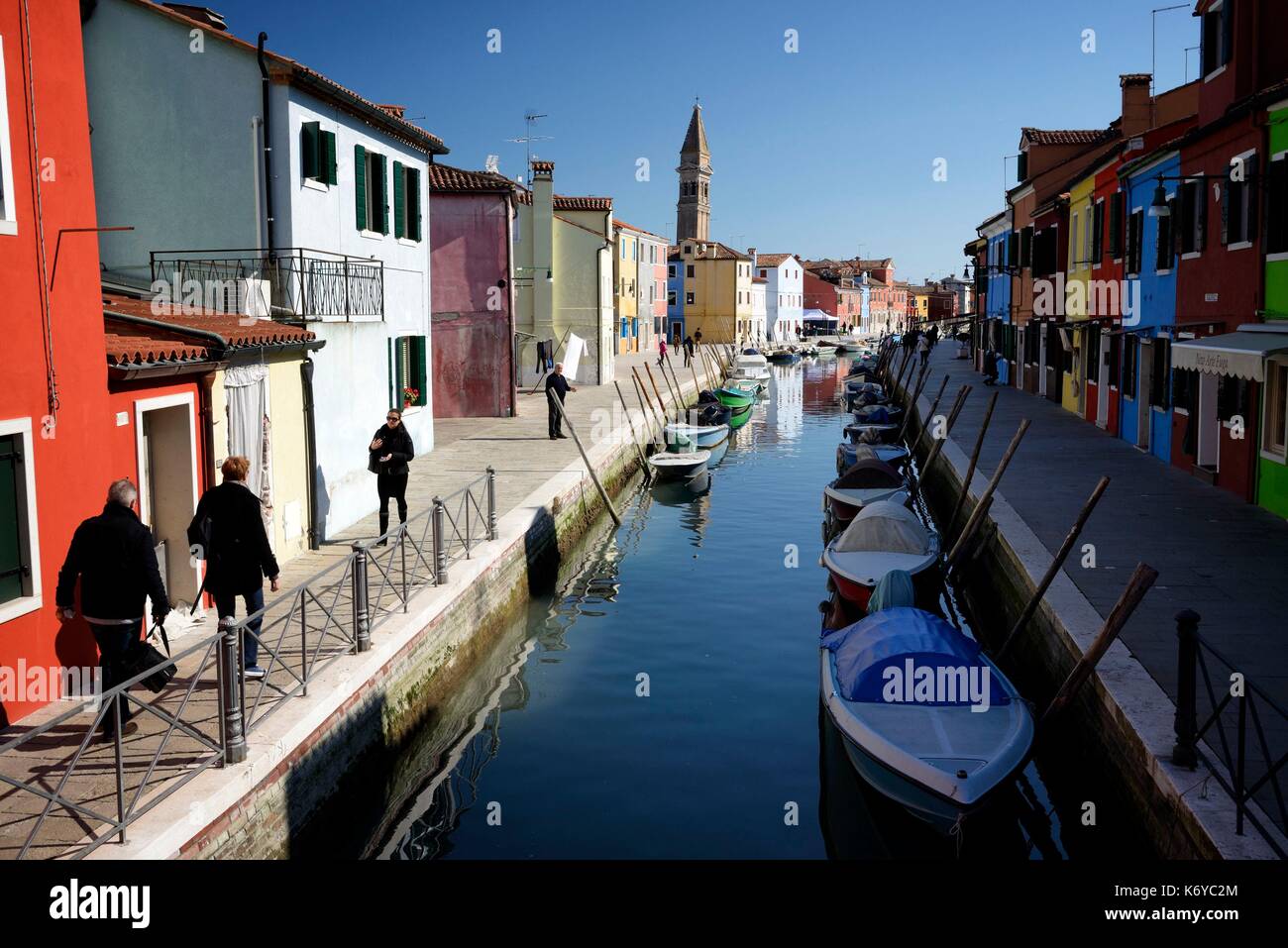 L'Italia, Veneto, Venezia, elencato come patrimonio mondiale dall UNESCO, case colorate nel villaggio di isola di Burano Foto Stock