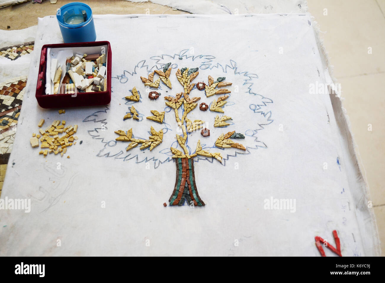 Madaba, Giordania - Luglio 22, 2015: mosaico a Madaba scuola del mosaico. fondata nel 1992 per conservare e ripristinare gli antichi mosaici, trovati in Giordania. Foto Stock