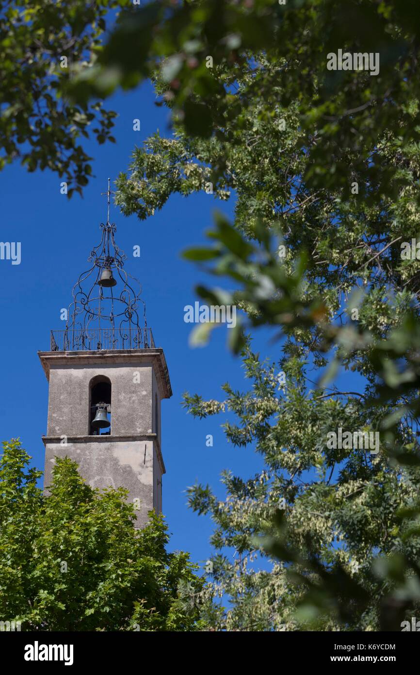 Francia, Bouches du Rhone, Marsiglia, tredicesimo arrondissement, distretto di Chateau Gombert, la torre campanaria della chiesa nel cuore del villaggio Foto Stock