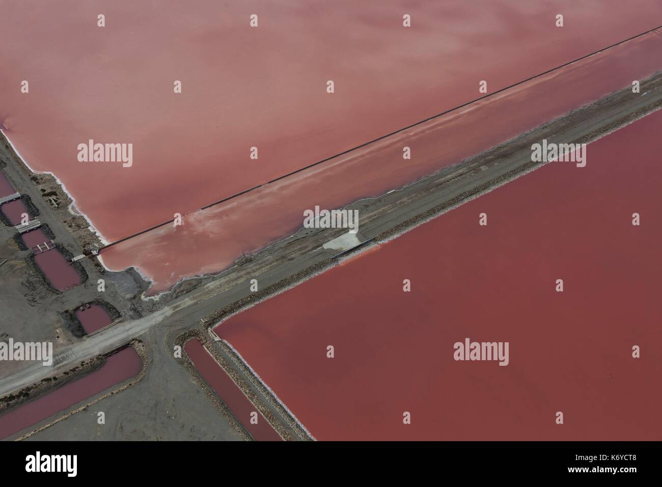 Francia, Bouches du Rhone, Camargue, prevalentemente rosso bacino di sedimentazione delle Saline di Salins du Midi in salin de giraud (vista aerea) Foto Stock