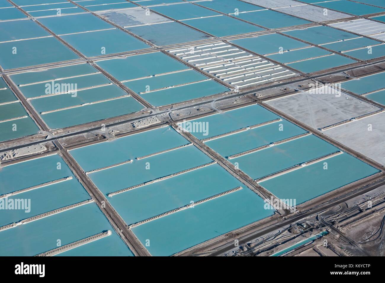Il Cile, Antofagasta regione, San Pedro de Atacama, Atacama salar, il più grande del mondo di deposito di litio, evaporazione stagni della Sociedad Quimica de minerale Cile miniera di litio o mq e la Sociedad Chilena del Litio o SCL (vista aerea) Foto Stock