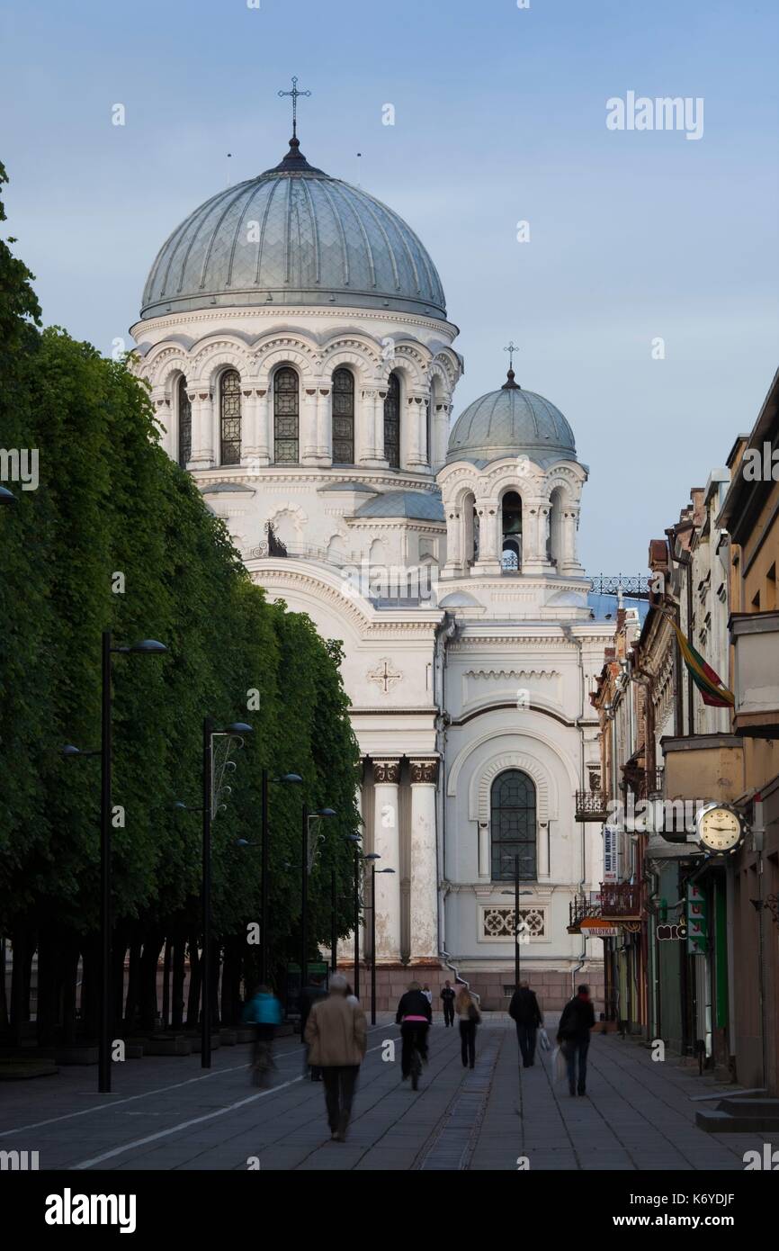 La lituania, Centrale della Lituania, Kaunas, Laisves Aleja street, San Michele Arcangelo Chiesa Foto Stock