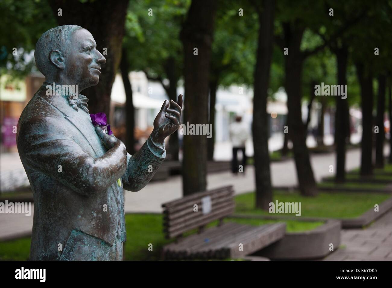 La lituania, Centrale della Lituania, Kaunas, Laisves Aleja street, scultura di Antanas Sabaniauskas, padre del lituano comedy theatre Foto Stock