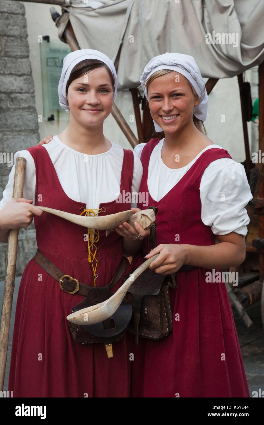 Estonia, Tallinn, Città Vecchia, Raekoja Plats, la piazza del Municipio di giovani donne in costume del paese, R, signor EST 10 001 e MR EST 10 002 Foto Stock