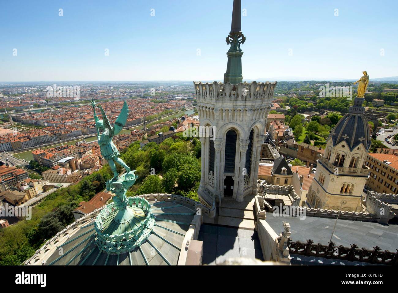 Francia, Rhone, Lione, storico sito elencato come patrimonio mondiale dall' UNESCO, Vieux Lyon (città vecchia), la statua di San Michele Arcangelo che uccide il drago scolpito da Millefaut su l'abside della Cattedrale di Notre Dame de Fourviere Basilica e la cappella della Vierge Noire sormontato da la Vierge Doree (Golden vergine) Foto Stock