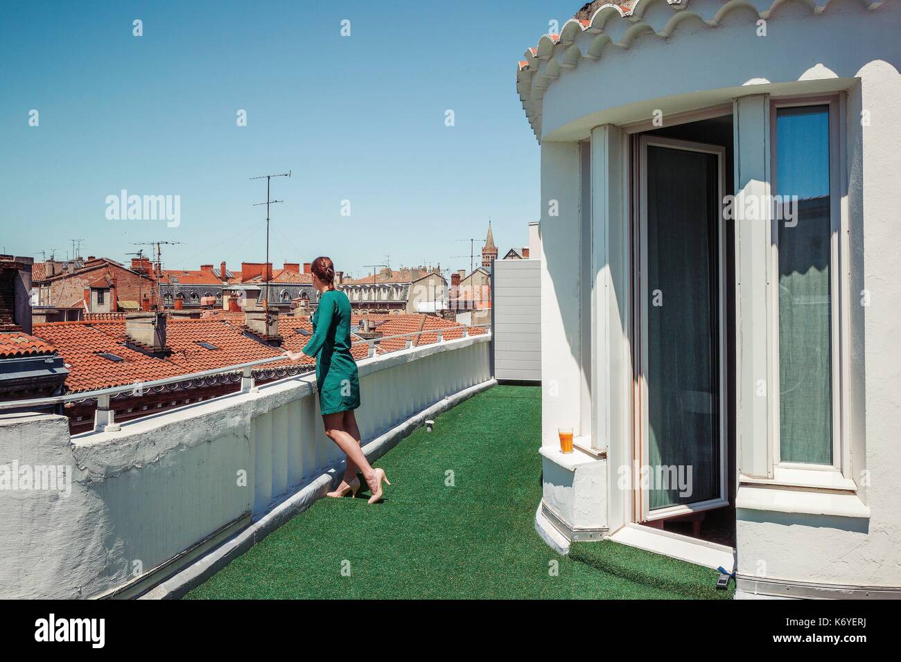 Francia, Haute Garonne, Toulouse, elencati di grandi siti di Midi Pirenei, rue Victor Hugo, Hotel de l'Ours Blanc giovani client sulla terrazza di un hotel di lusso Foto Stock