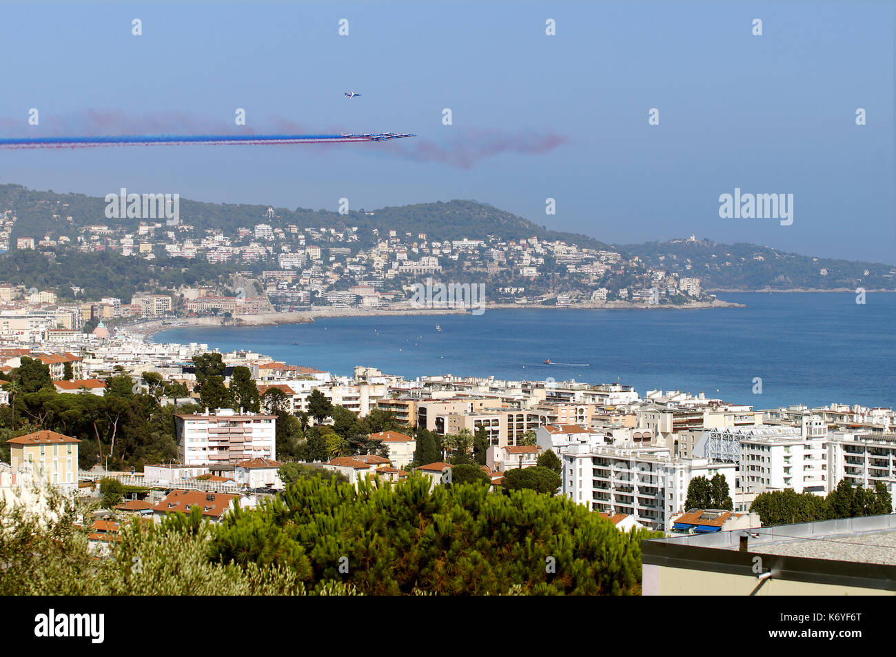 Nizza - 14 luglio 2017 : Francia commemora il giorno della Bastiglia attentato a Nizza. francese pattuglia acrobatica sulla città Foto Stock