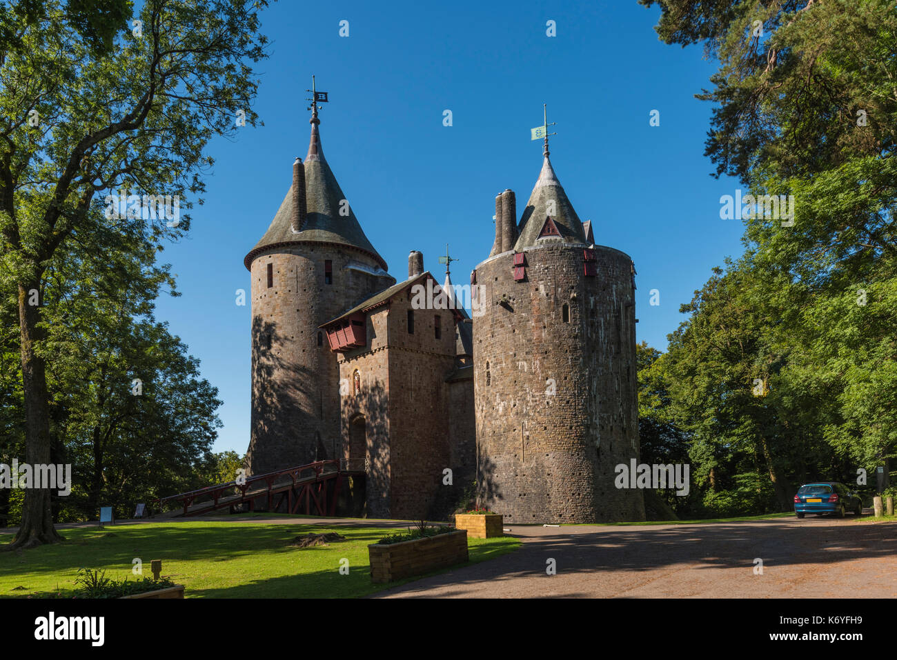 Castell Coch welsh per castello rosso può essere trovato alla periferia di Cardiff nella contea di South Glamorgan galles phillip roberts Foto Stock