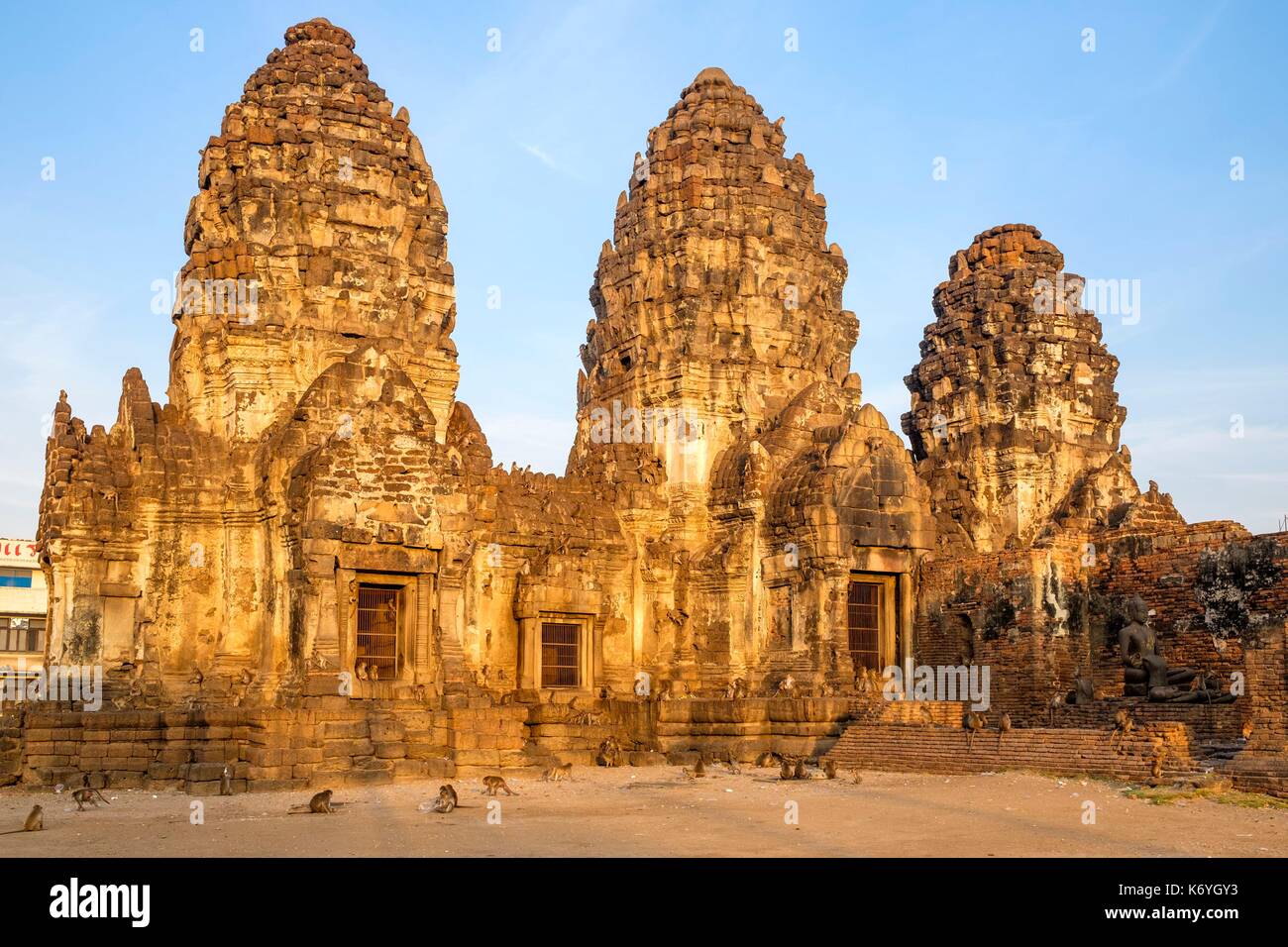 Thailandia, nella provincia di Lopburi, Lopburi, xiii secolo Phra Prang Sam Yod tempio Khmer, architettura, è invaso da crab-eating macachi o macachi a coda lunga (Macaca fascicularis) Foto Stock