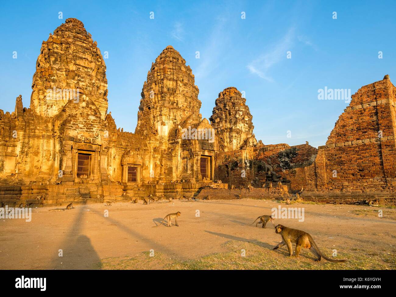 Thailandia, nella provincia di Lopburi, Lopburi, xiii secolo Phra Prang Sam Yod tempio Khmer, architettura, è invaso da crab-eating macachi o macachi a coda lunga (Macaca fascicularis) Foto Stock