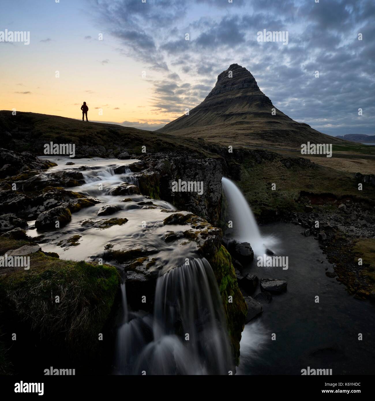 L'Islanda, regione di Vesturland, Snaefellsnes Peninsula, Kirkjufell mountain e cascata Foto Stock