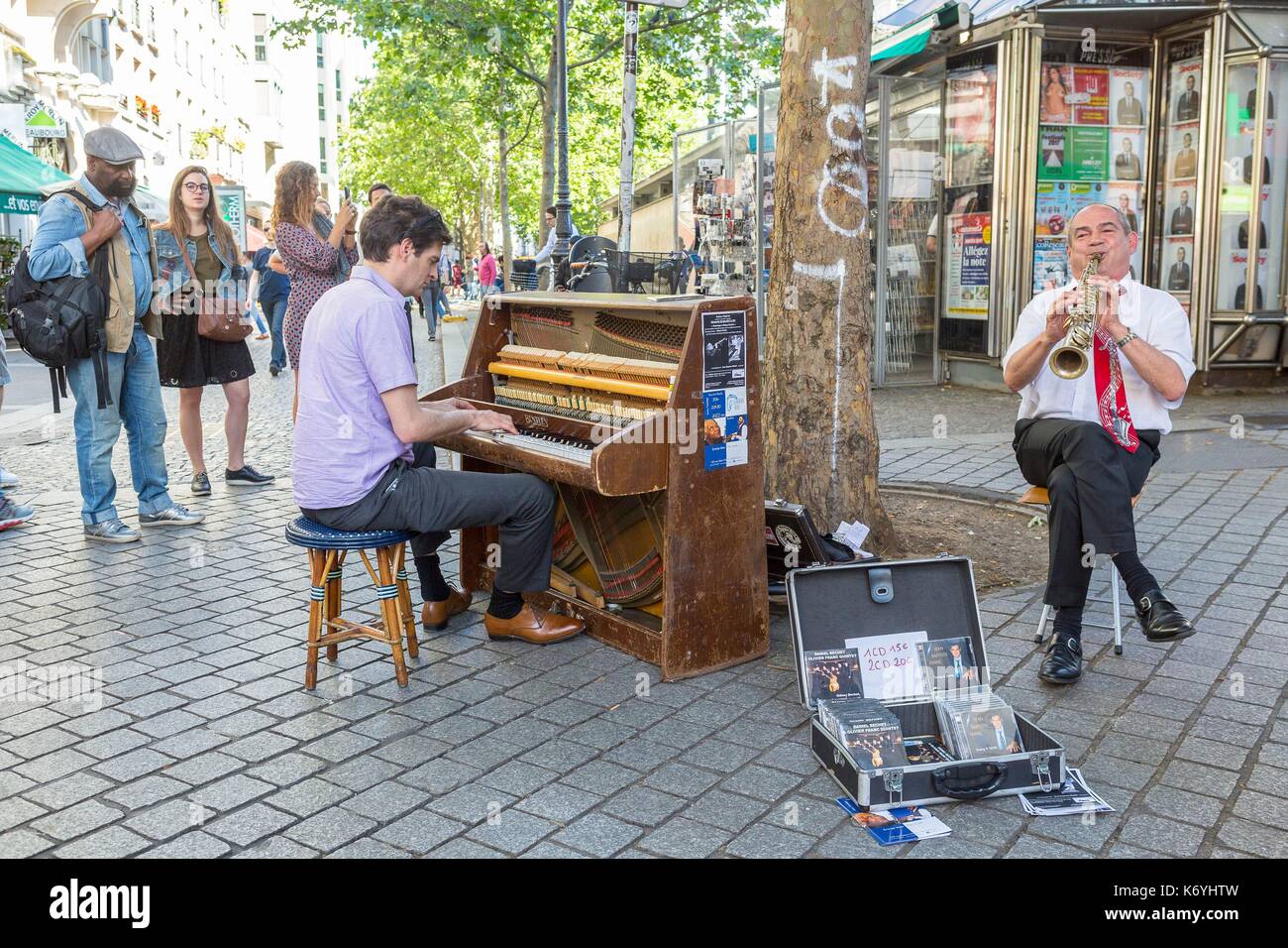 Francia, Parigi, Les Halles district, musicisti di strada Foto Stock