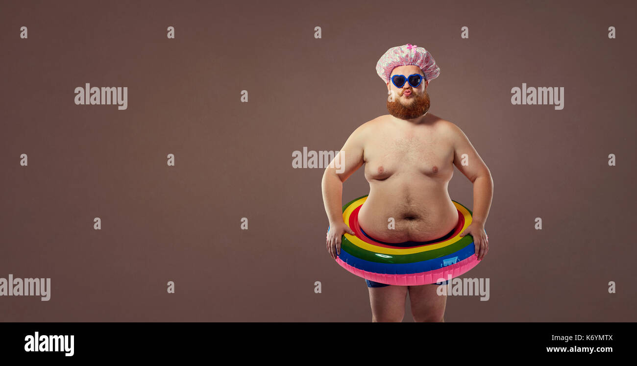 Divertente grasso uomo barbuto in un costume da bagno Foto stock - Alamy
