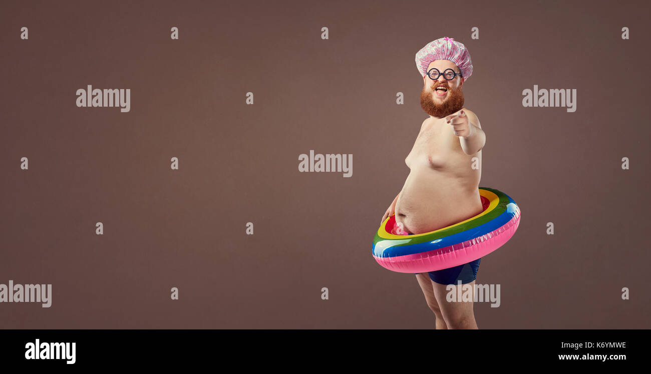 Divertente grasso uomo barbuto in un costume da bagno Foto stock - Alamy