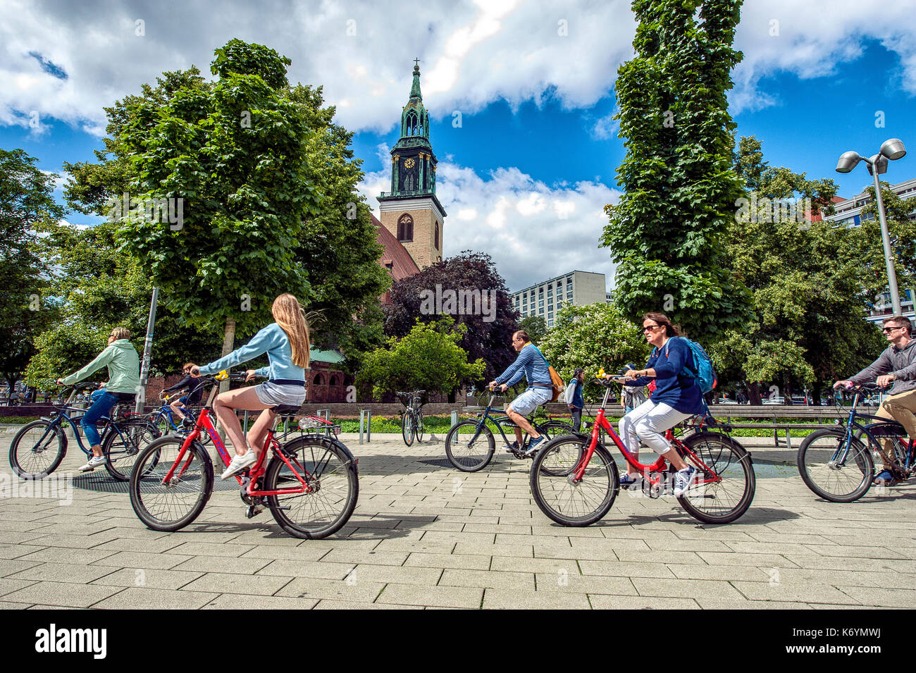 Germania biciclette su Alexanderplatz con marienkirche sullo sfondo, Berlino Foto Stock