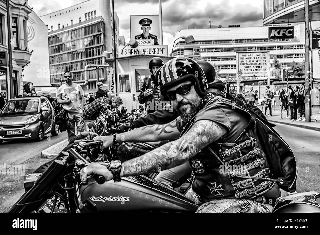 Un gruppo di harley davidon's motociclisti lasciando il Checkpoint Charlie, Berlin Foto Stock