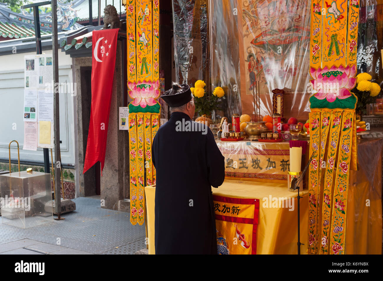 03.09.2017, Singapore, Repubblica di Singapore, in asia - una femmina di sacerdote prega di fronte a un altare presso il Thian Hock Keng Temple. Foto Stock