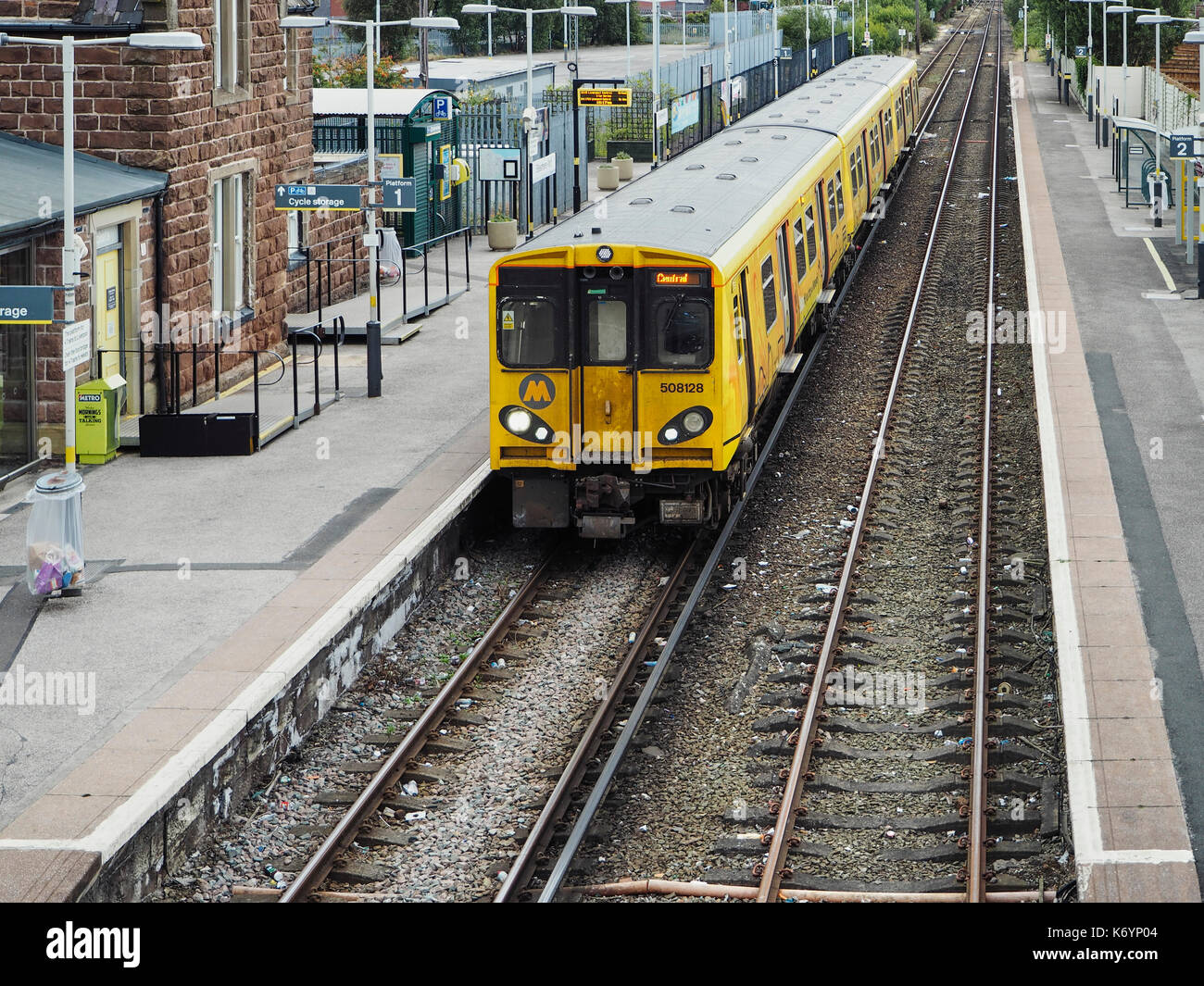Ellesmere Port stazione con il treno della metropolitana Foto Stock