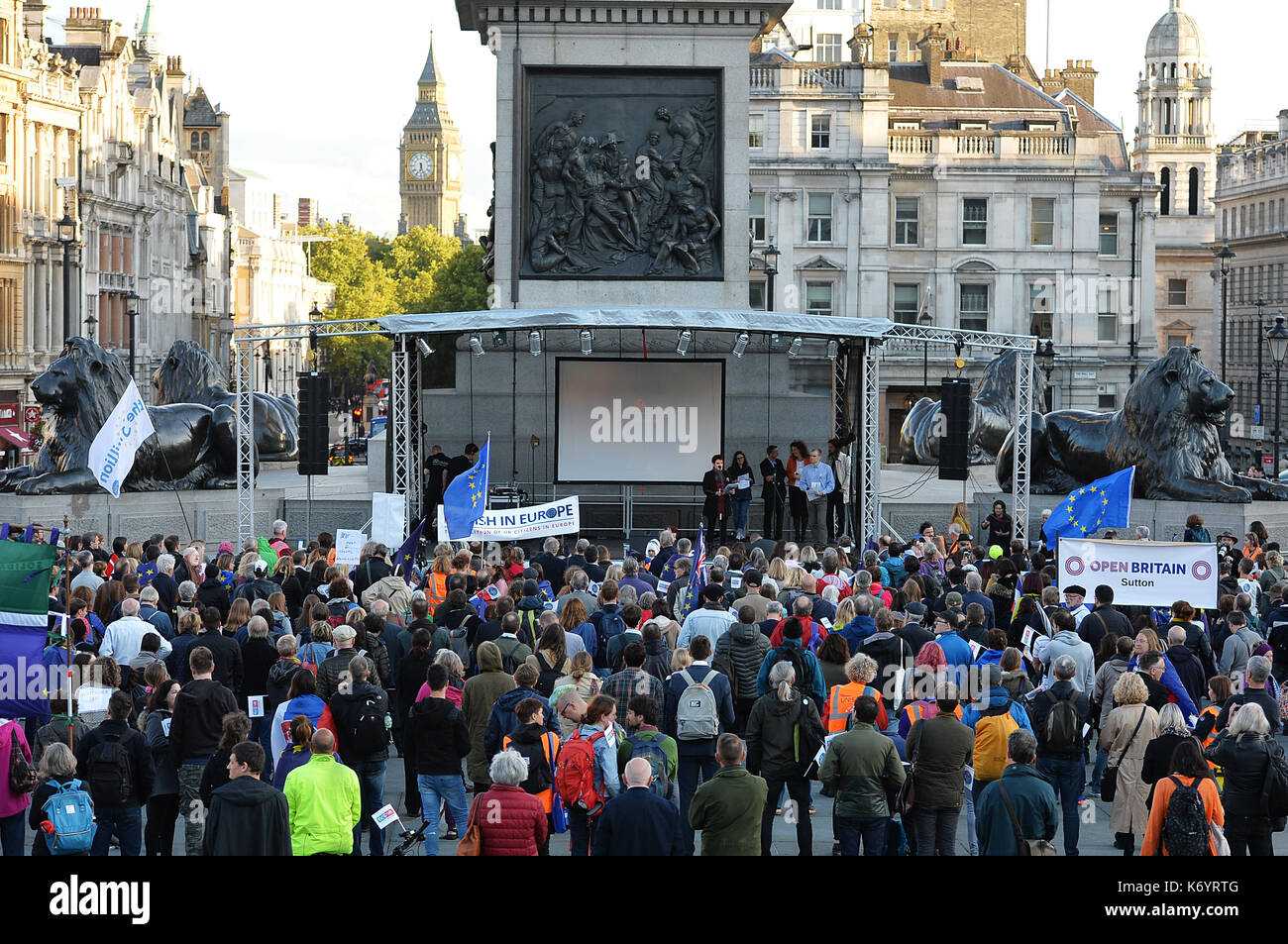 I cittadini dell UE nel rally di Trafalgar Square, Londra, dove sono attività di lobbying mps a garanzia post-brexit diritti. Foto Stock